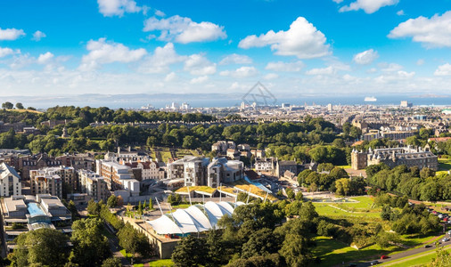 edinburgh城市从atu在一个美丽的夏日苏格兰联合王国图片