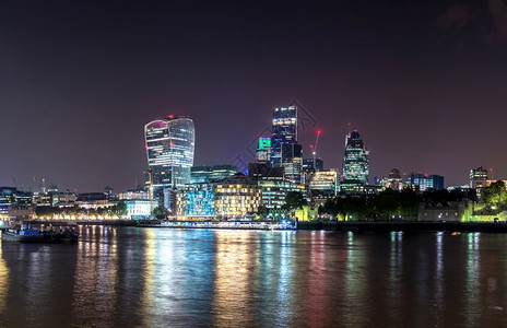 伦敦城市的风景在一个美丽的夏天夜晚英国联合王图片