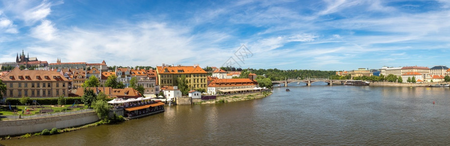 在一个美丽的夏日中Czech图片