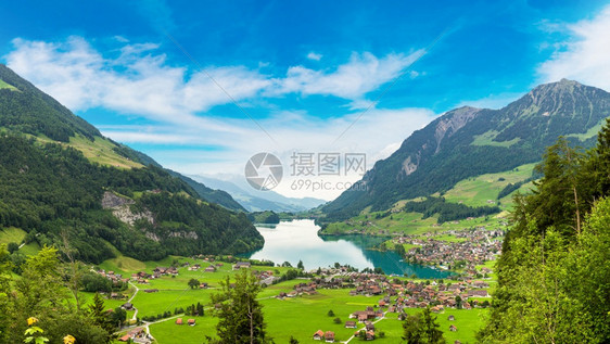 在一个美丽的夏日里整个村落的全景瑞士图片