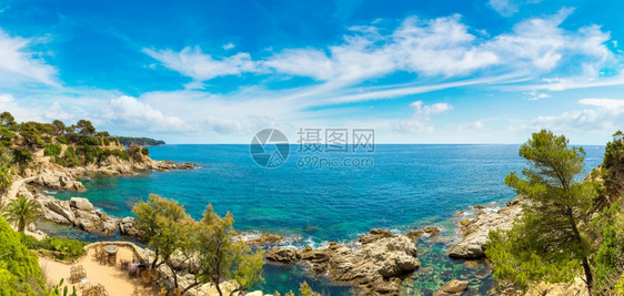 在美丽的夏日里在Lolretdmar海岸的岩石全景图片