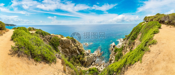 在美丽的夏日里在Lolretdmar海岸的岩石全景图片