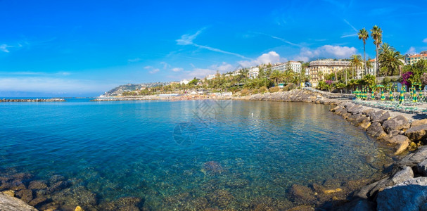 整个地中海岸的全景在一个美丽的夏日圣雷莫意大利高清图片