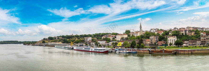 在美丽的夏日里从塞尔比亚的萨瓦河边贝尔格勒城市风景图片