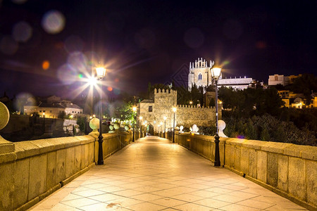 在托莱多岛的桥上圣马丁在一个美丽的夏天夜晚西班牙图片