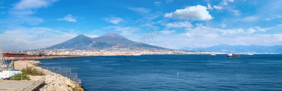 在美丽的夏日意大利在美丽的夏日背景中火山维苏威图片