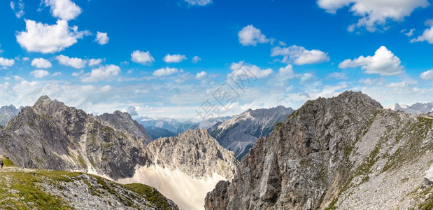 在一个美丽的夏日高山的阿尔卑斯图片