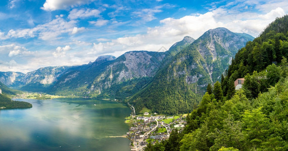 在美丽的夏日中对著名的Halzkmergut山村SalzkmergutAsria进行有名的Halst山村Ausria的空中巡视图片