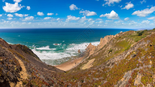 悬崖和岩石在天边的亚特兰海滨在一个美丽的夏日图片