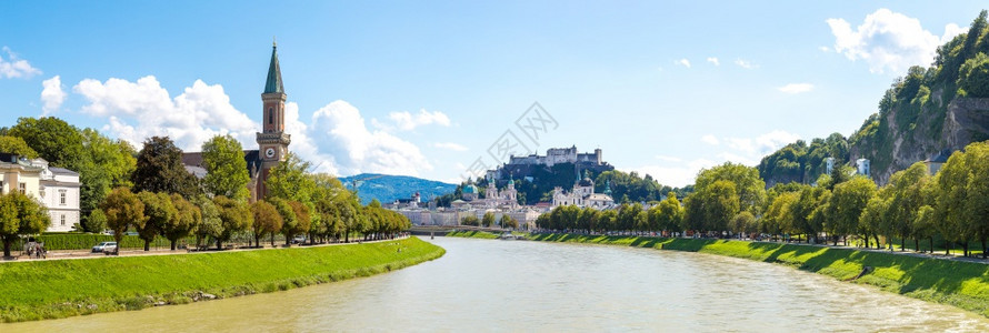 在美丽的夏日中在奥斯特里亚的萨尔茨堡Hohensalzburg堡垒和Salzch河的全景图片