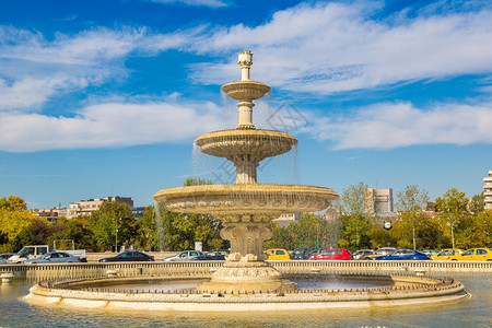 在美丽的夏日罗马尼亚的布加勒斯特中央喷泉图片