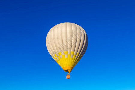 美丽的夏日天空中的热气球图片