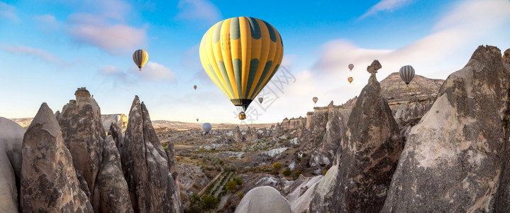 炎热空气球在美丽的夏日飞行在卡帕多西亚内谢希尔火鸡图片