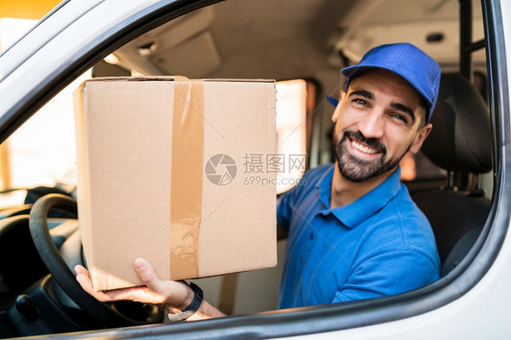 送货员用面包车装纸板盒的肖像画送货服务和运概念图片