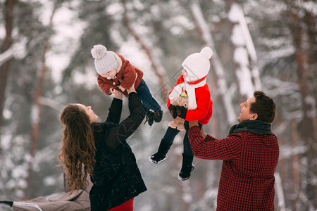 母亲父女儿和小子在户外度日节假圣诞幸福爱中的童年图片