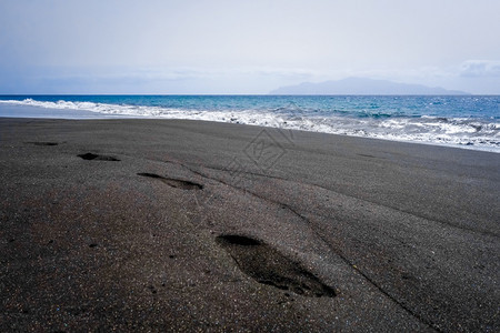 黑沙滩雾岛角海非洲黑沙滩角海的脚印图片