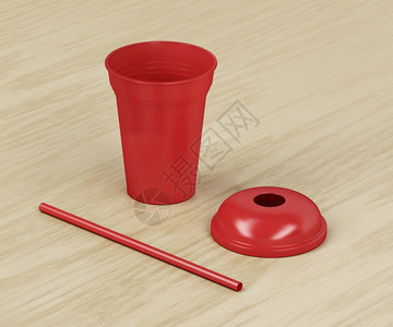 红色一次塑料杯用于冷饮在木本上用稻草图片