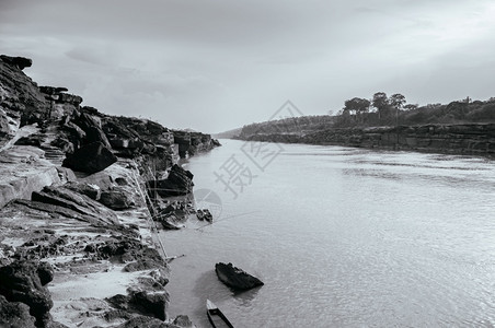 在Mekong河边的大沙石峡崖悬边和当地Thai渔船在nuboratchniTlnd图片