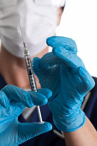 医生或护士携带注射针头的医疗器图片
