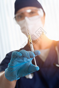 医生或护士携带注射针头的医疗器图片