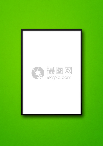 挂在绿墙上的黑图片框空白模型板黑图片框挂在绿墙上图片