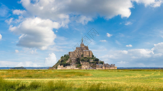 在美丽的夏日里蒙圣密歇尔修道院的全景图片