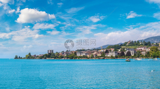 在一个美丽的夏日里蒙特雷克斯和湖泊的全景图片