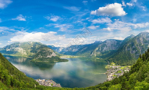 在美丽的夏日中对著名的Halzkmergut山村SalzkmergutAsria进行有名的Halst山村Ausria的空中巡视图片