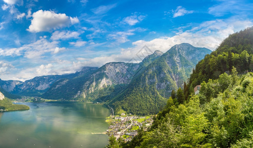 在美丽的夏日中对著名的Halzkmergut山村SalzkmergutAsria进行有名的Halst山村Ausria的空中巡视图片