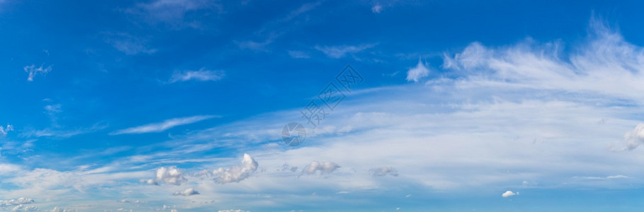 在美丽的夏日中白云蓝天空图片
