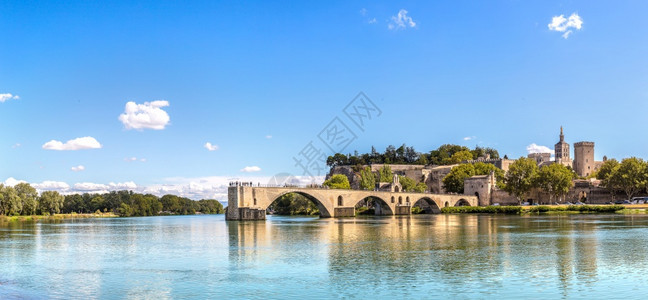 圣贝尼内泽特桥在美丽的夏日圣贝尼内泽特桥的阿维尼翁背景图片