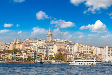 城市的景色与加拉塔和伊斯坦布尔的金角湾在美丽的夏日火鸡图片