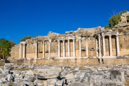 古代城市的废墟在一个美丽的夏日安塔利亚火鸡图片