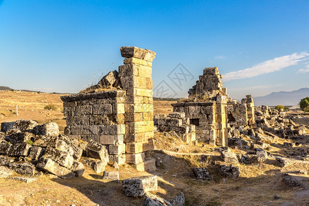 古老城市的废墟位于帕穆卡莱的山顶在一个美丽的夏日火鸡图片