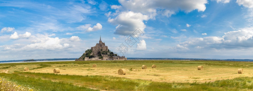 在美丽的夏日里蒙圣密歇尔修道院的全景图片