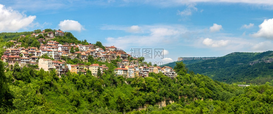 在一个美丽的夏日中塔诺沃的全景布加利亚图片