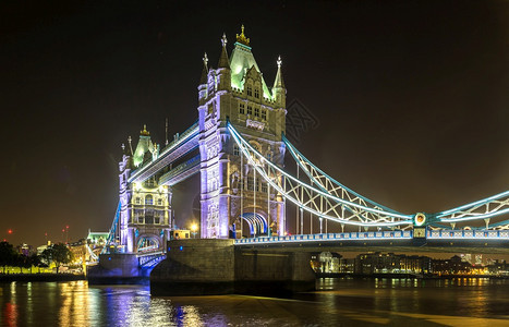 伦敦高塔桥在一个美丽的夏日夜晚英国联合王图片