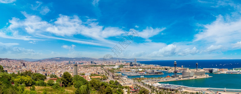 在美丽的夏日加泰罗尼亚西班牙的巴塞罗纳和港口图片