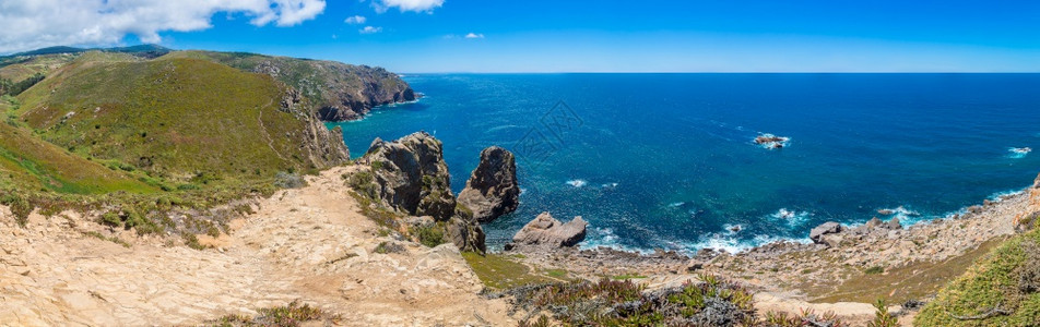 在美丽的夏日中在辛特拉的亚兰海滨上的悬崖和岩石图片