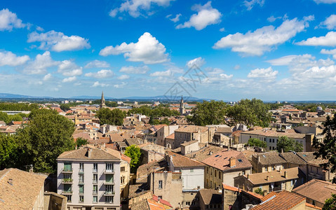 在美丽的夏日中法国阿维尼翁空中风景图片