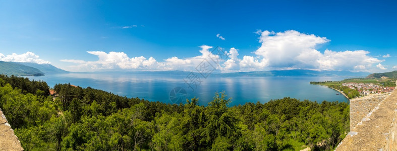 在美丽的夏季日间欧赫里德城和奥湖的全景图片