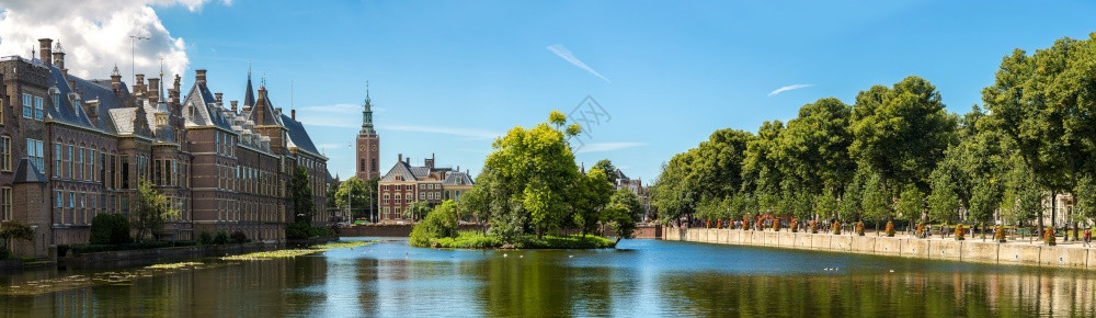 宫殿宾尼霍夫荷兰议会在一个美丽的夏日荷兰河图片