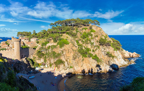 在美丽的夏日中在托萨德马尔海滩和堡垒上花大浪加泰罗尼亚西班牙图片