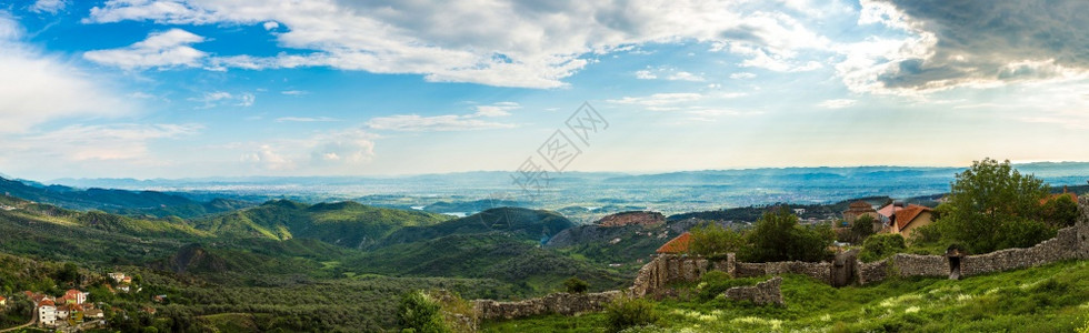在一个美丽的夏日中从克鲁贾城堡的全景阿尔巴尼亚图片