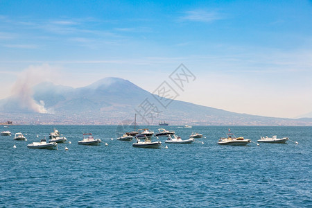 在美丽的夏日意大利在美丽的夏日背景中火山维苏威图片