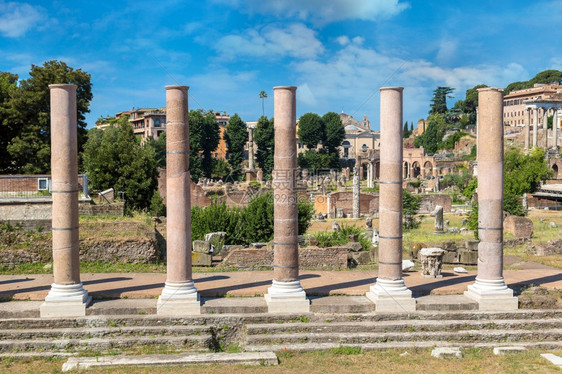 在意大利罗马的一个夏日论坛的古老废墟图片