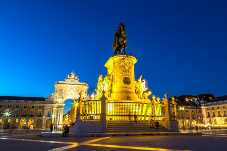 商业广场和jose国王的雕像在利斯本一个美丽的夏日夜中图片