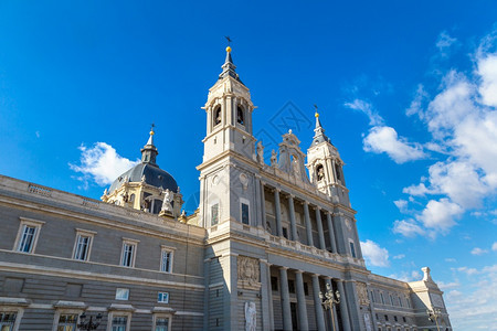 马德里阿尔穆德纳大教堂在一个美丽的夏天西班牙图片