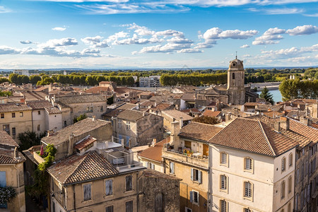 在美丽的夏日里方圆形的arles空中全景图片素材