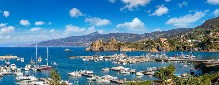 美丽的夏日里意大利西西里的塞法卢海岸图片